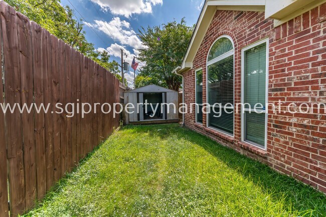 Building Photo - 6001 Pinwood Cir