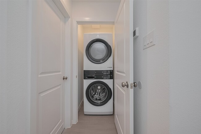 Building Photo - 21459 Montecagnano Ave