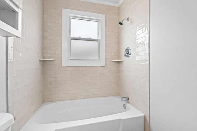 Building Photo - 2 Bedroom 1 Bath Within Walking Distance t...