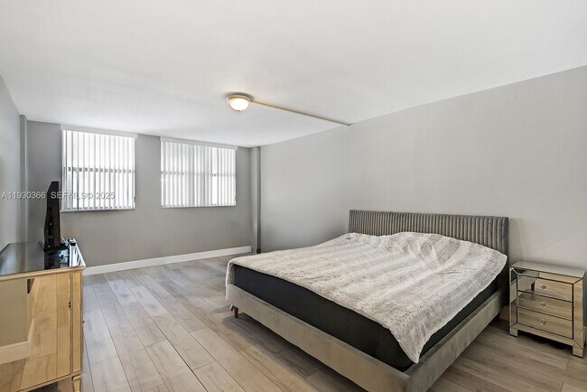 Building Photo - 100 Golden Isles Dr