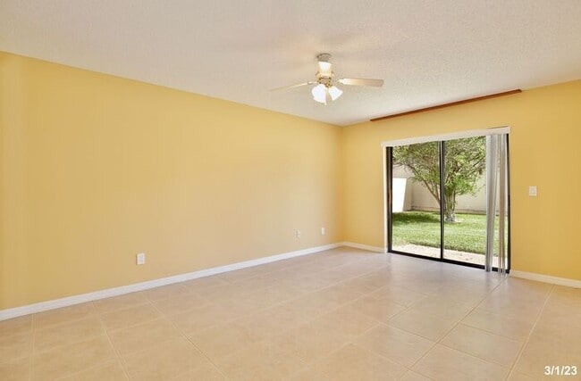 Building Photo - Gorgeous 2/2 Spacious Home with a Large Ba...