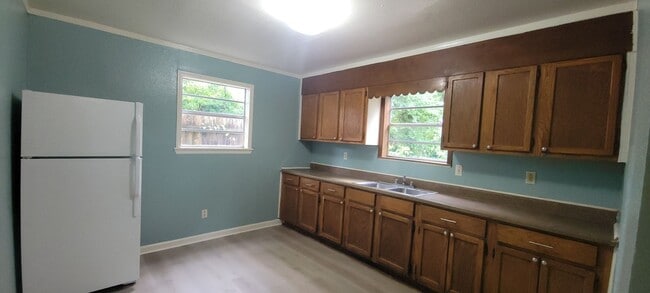 Primary Photo - Huge 4 bedroom/1 bath Downstairs unit with...