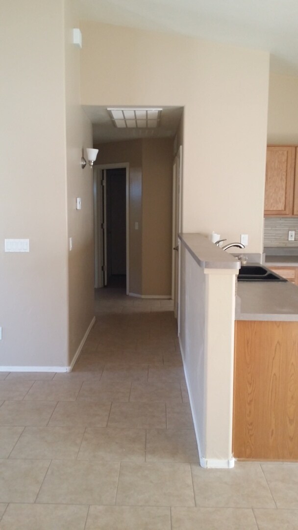 Building Photo - Rita Ranch Beauty ready for Move In Today! 4 bedroom 2 bath Home all Updated!