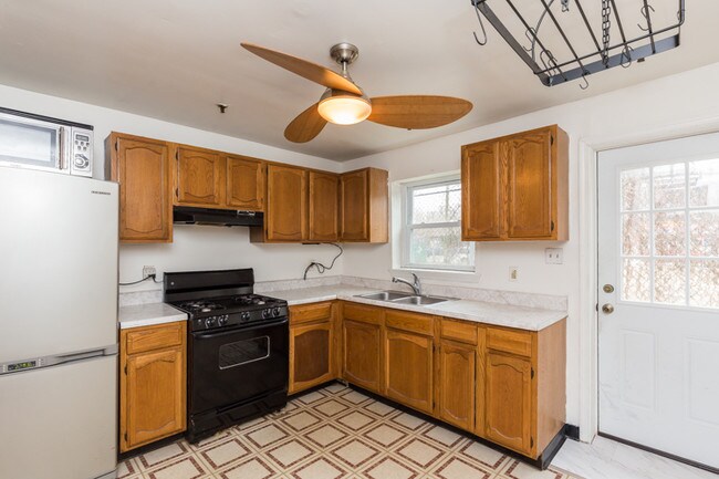 Building Photo - 2582 Collins St