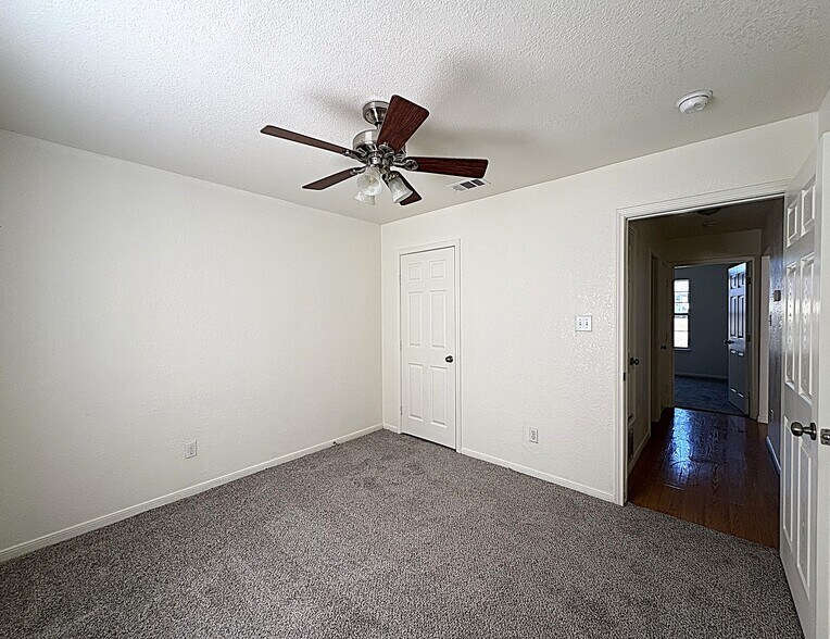 Building Photo - 208 Rodeo Cir