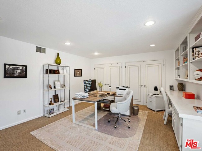 Building Photo - 2898 Woodwardia Dr