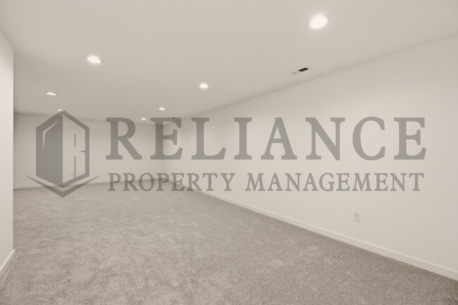 Building Photo - 5243 N Pinecrest Ct