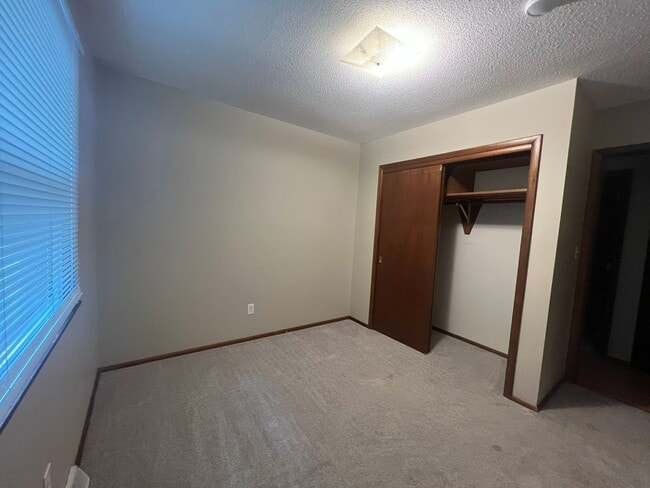 Building Photo - 3 Bedroom 2 Bathroom Iowa City Home!