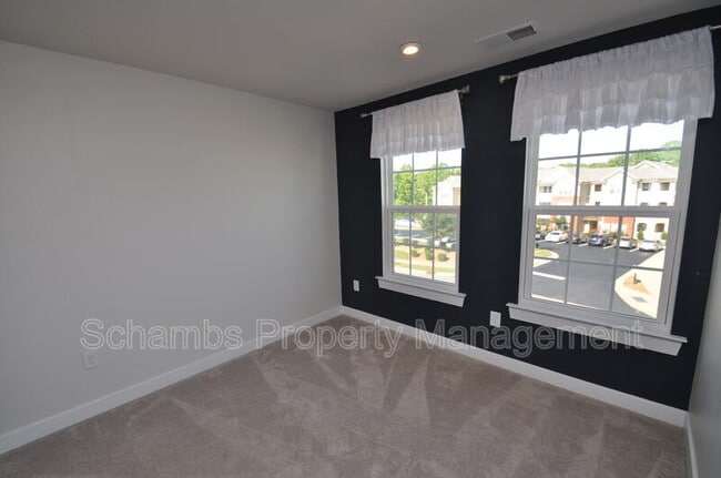 Building Photo - 200 Misty Pike Dr