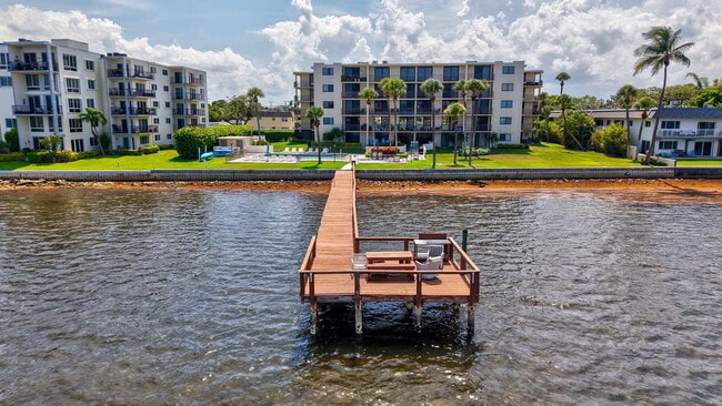 Building Photo - 1204 S Lake Dr