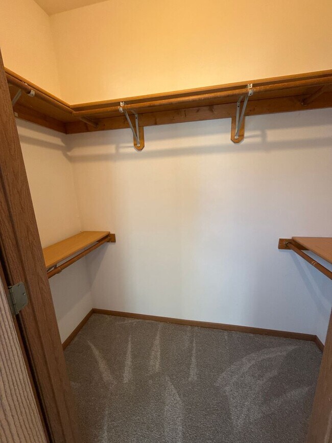 Building Photo - Large 2 Bedroom, 2 Bath apartment with 2 car garage