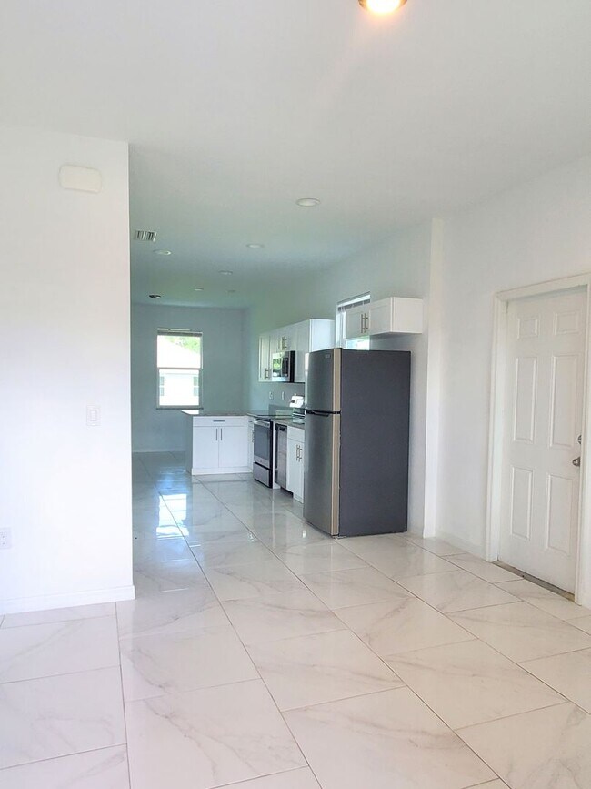 Building Photo - MOVE IN READY-3/2/1-PUNTA GORDA, FL