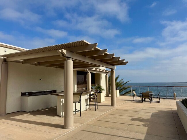 Building Photo - Gorgeous 3 Bed, 2 Bath Unit with Ocean Views