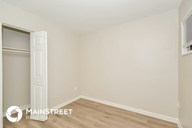 Building Photo - 8691 Bobolink Dr