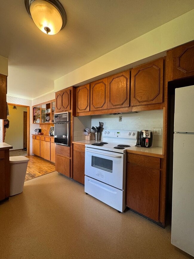 Building Photo - Spacious 5 Bedroom Rental by Park