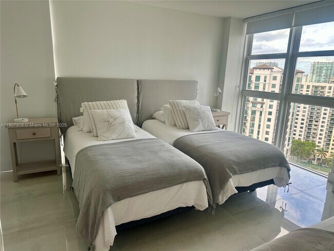 Building Photo - 100 Bayview Dr