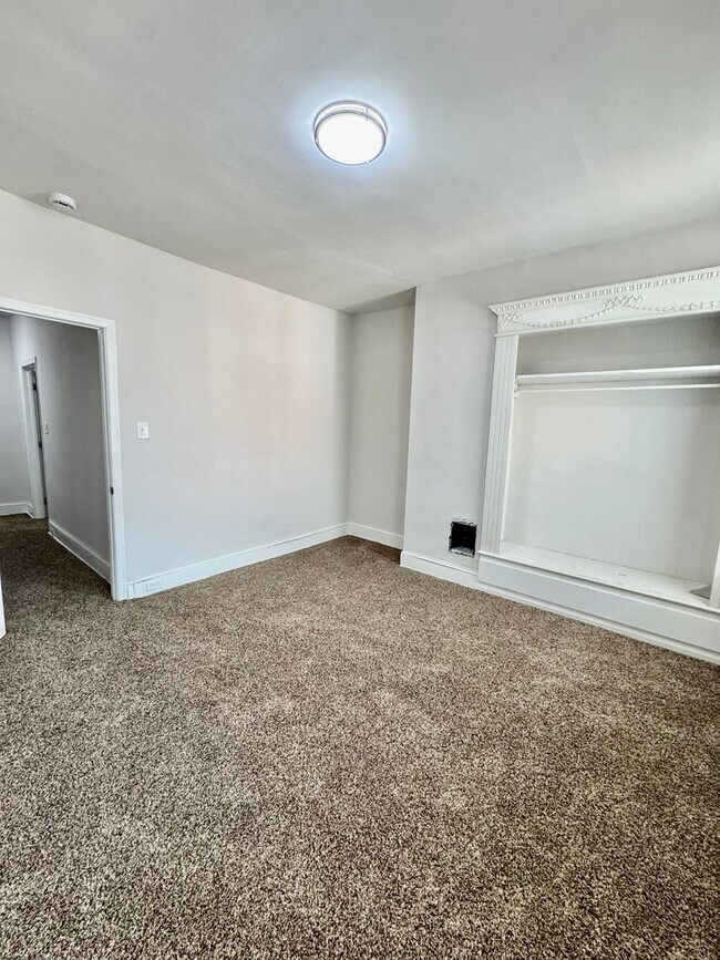 Building Photo - Spacious 3-Bedroom Home with Modern Amenit...