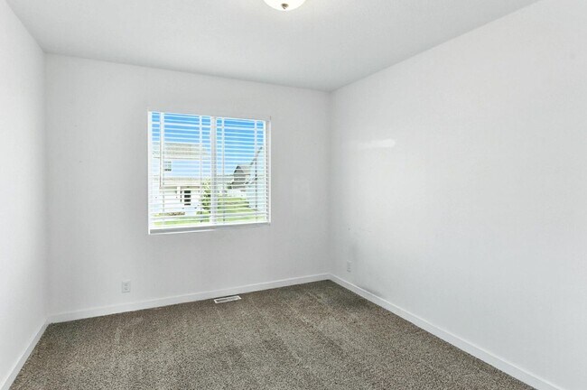 Building Photo - Near Lake Flanagan