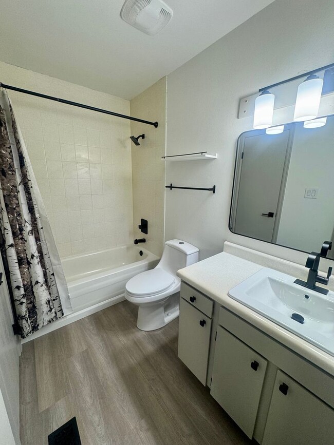 Building Photo - Updated 2 Bedroom CONDO with AC, centrally located