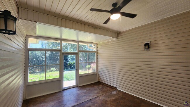 Building Photo - 502 Woods Edge Way