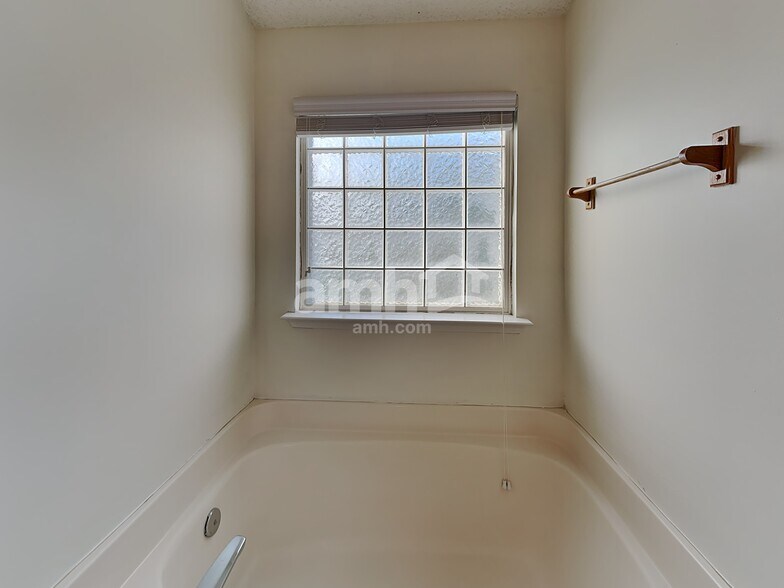 Building Photo - 10502 Plantain Ct