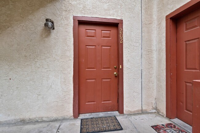 Building Photo - UT PRE-LEASE: 2 BR / 2 BA West Campus Condo - Walk to Campus - Newly Remodeled Kitchen