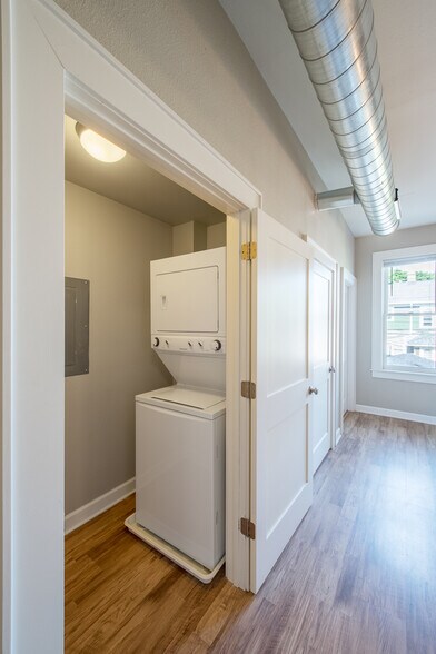 Building Photo - 2507 S Howell Ave
