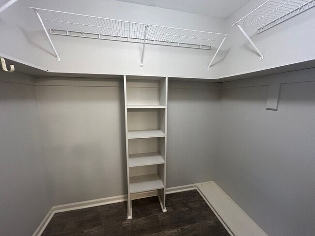 Building Photo - 40 Plainsfield Pl