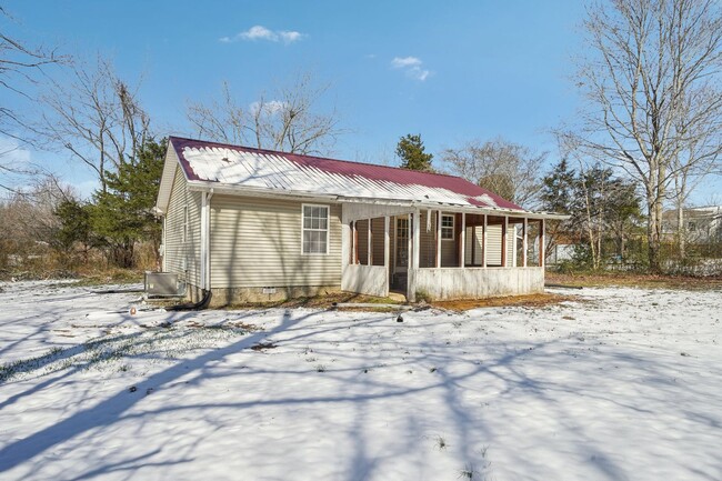 Building Photo - Charming 3-Bedroom Rental with Spacious Ya...