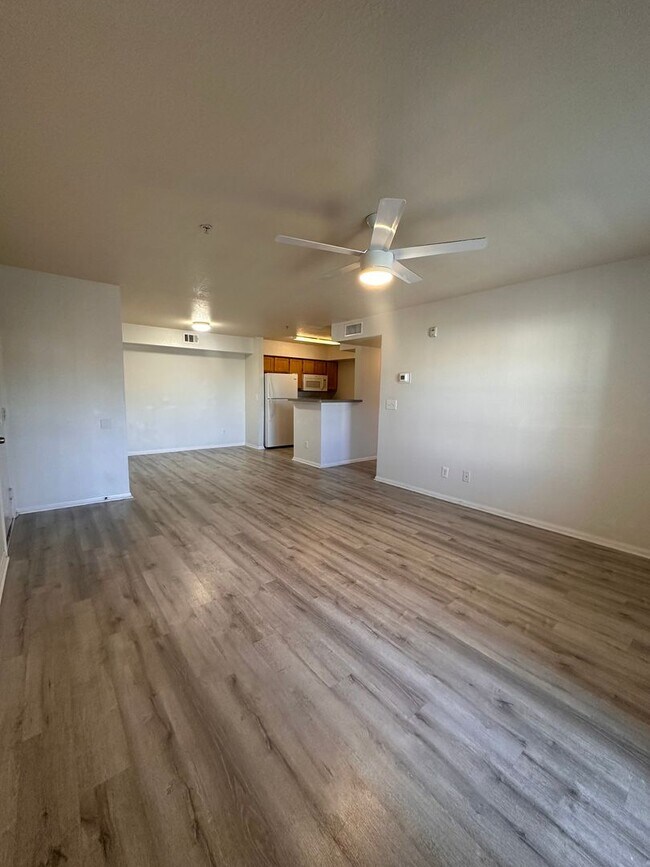 Building Photo - Spacious 2nd Floor 2B/2B Unfurnished Condo near Beach in the Heart of Destin!