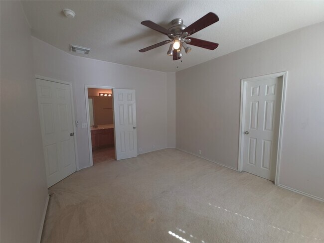 Building Photo - 3027 Providence Oak St