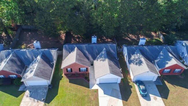 Building Photo - BEAUTIFUL 3 BEDROOM / 2 BATH HOME WITH PRIVACY FENCE!