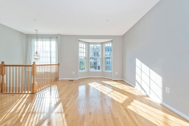 Building Photo - Fantastic Townhouse w/ Garage - Quick High...