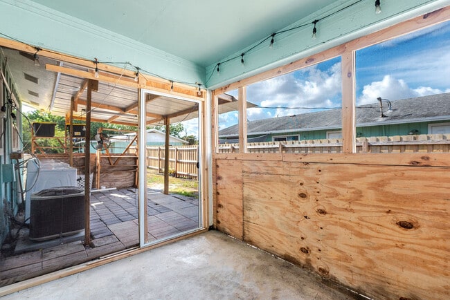 Building Photo - 2658 SE Amherst St