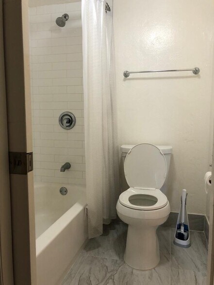 Building Photo - 6884 N Kendall Dr