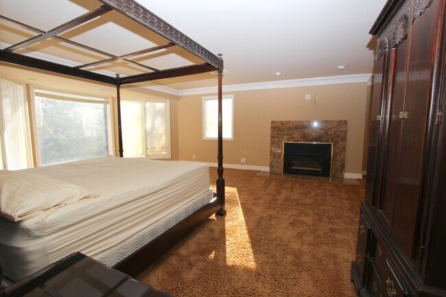Building Photo - 3333 Deer Hollow Dr
