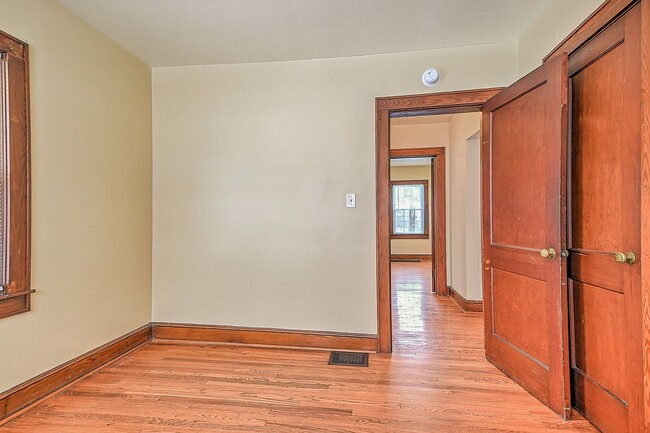 Building Photo - 3 Bedroom 1 Bath in Johnson City TN