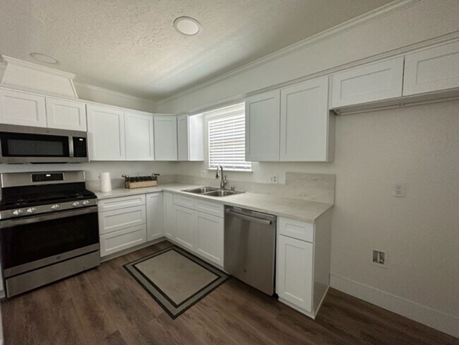 Building Photo - Nicely remodeled!