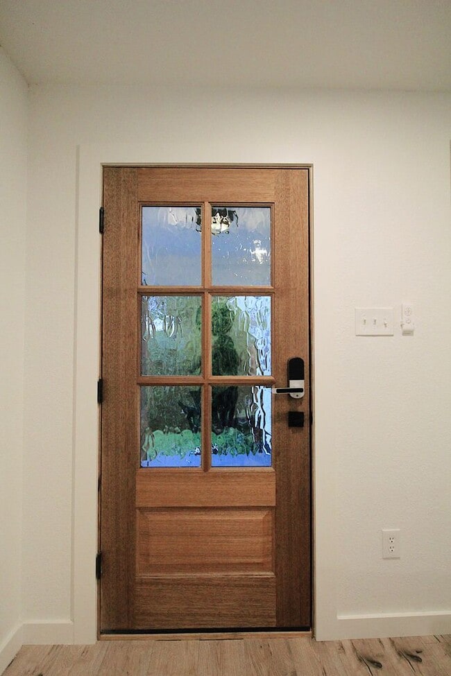 Building Photo - Ryan Place- Short to Mid-Term Rental Fully Remodeled 2  Bed, 1 Bath