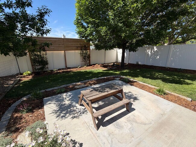 Building Photo - GORGEOUS SPACOUS HOMESTEAD!!!