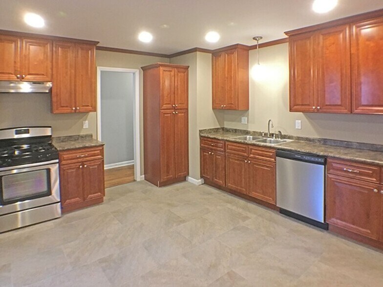 Building Photo - 555 Herzl St