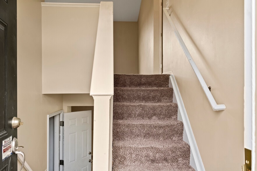 Building Photo - 1601 Raintree Ct