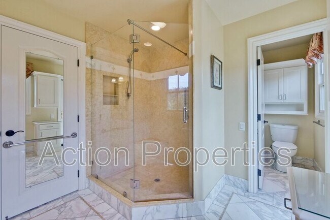 Building Photo - 450 Juanita Way