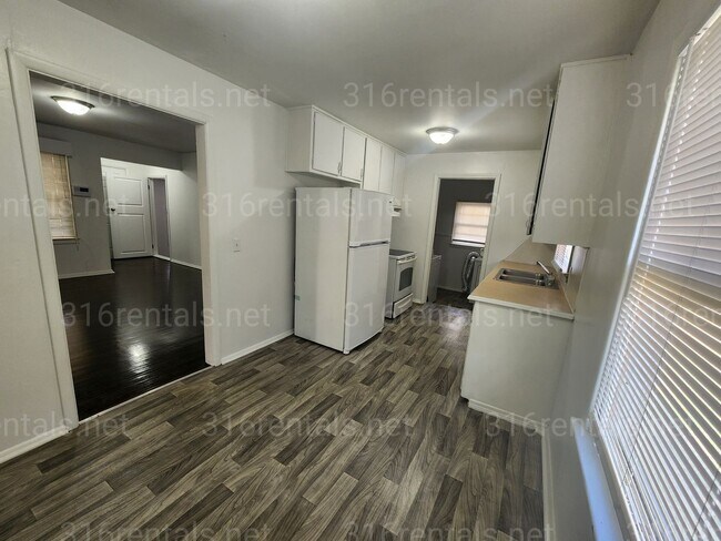 Building Photo - 2626 N Volutsia