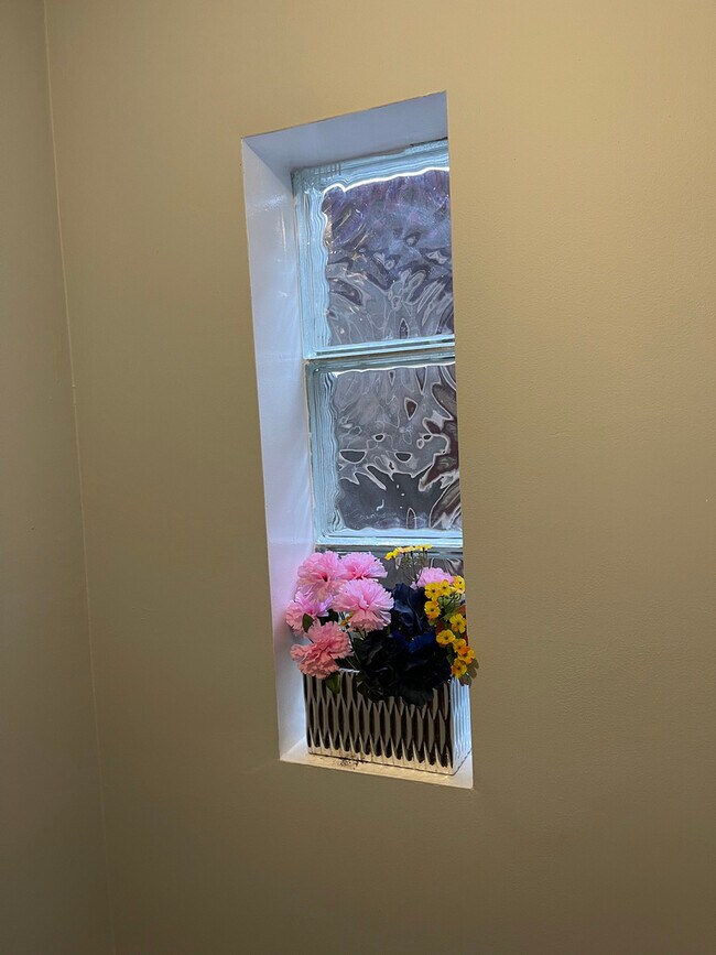 Building Photo - 5259 N Leamington Ave