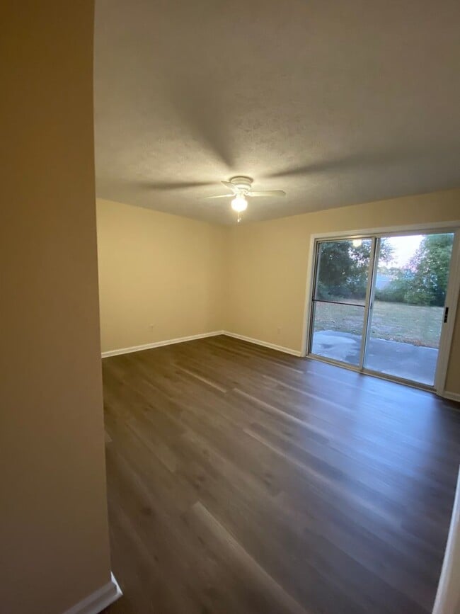 Building Photo - 2 Bdr/2bath townhome, great location!
