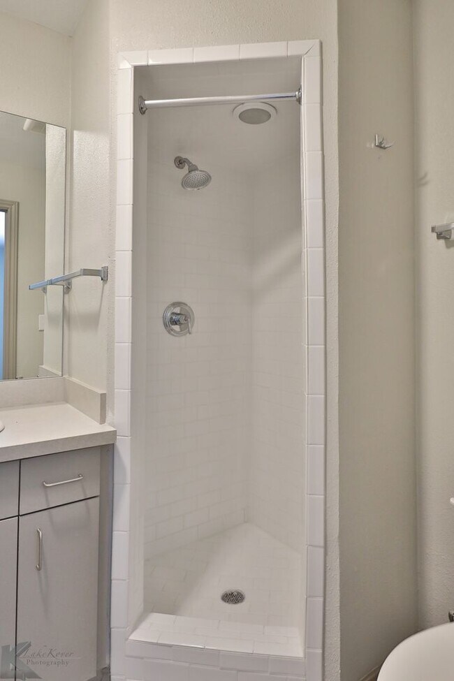 Building Photo - Newly Remodeled South Abilene Apartments!