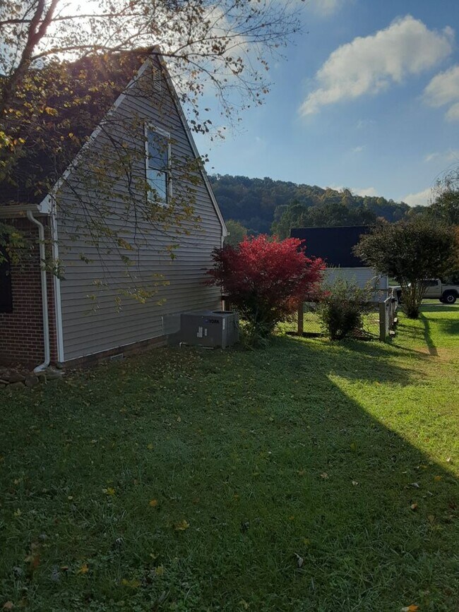 Building Photo - Great Home on corner lot in prime location in Knoxville