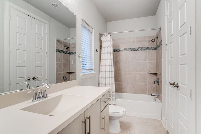 Building Photo - Exclusive Oak Lawn Townhome with Stunning ...