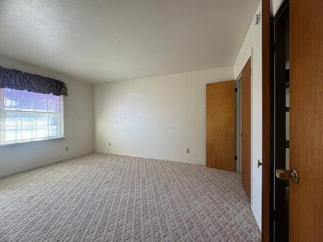 Building Photo - 2000 S Richardson Ave